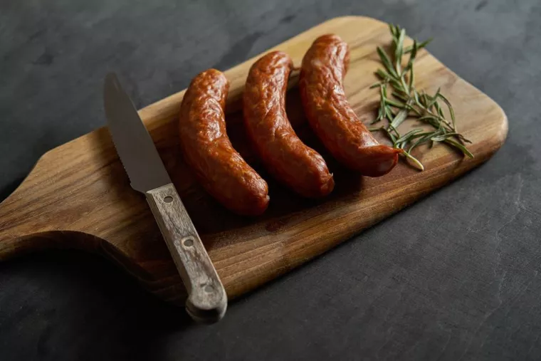 Acheter des saucisses à l'huitre dans une saucisserie, Riec-sur-Bélon, La Saucisserie des Rias